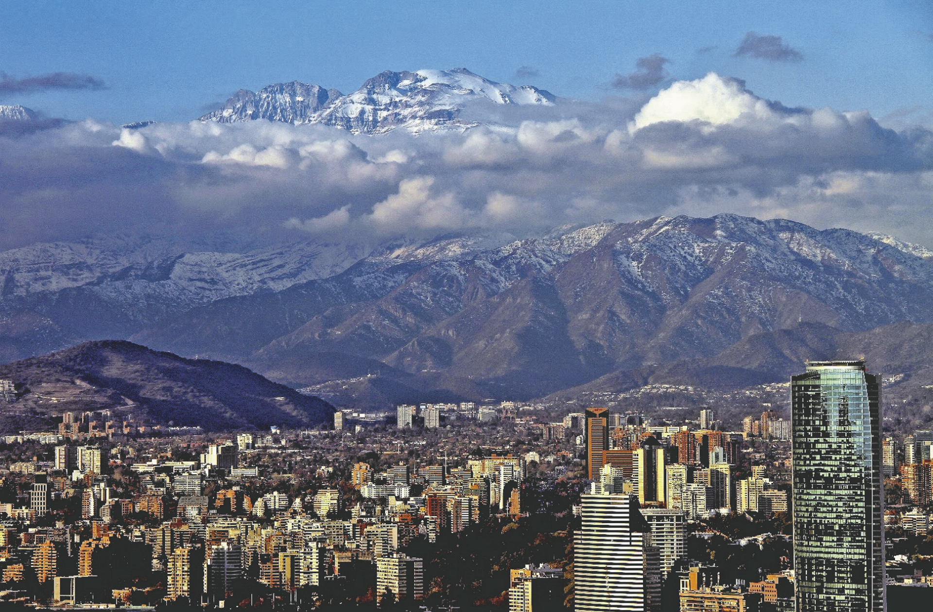 Город около гор. Город Сантьяго Чили. Южная Америка Чили Сантьяго. Сантьяго де Чили панорама. Сантья́го столица Чили..