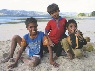 Kinder am Strand von Lombok