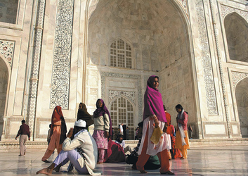 Menschen vor dem Taj Mahal