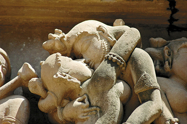 Khajuraho umschlungene Steinfiguren 