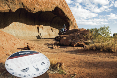 Uluru Base Walk , ©Shaana McNaught/Tourism NT