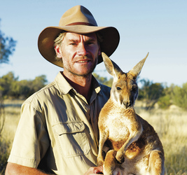 Chris ‘Brolga’ Barns mit Känguru