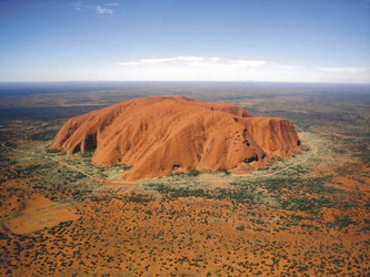 Uluru (Ayers Rock) aus der Vogelperspektive