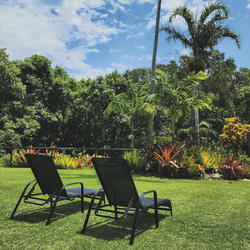 Liegestühle im Garten, ©Australian Pacific Lodges Pty Ltd