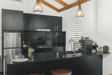Küche der Black Cockatoo Private Pool Villa, ©2023 Raw Lens