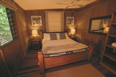 Erstes Schlafzimmer im Treehaven Cottage
