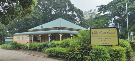 Historisches Haupthaus mit Rezeption und Restaurant