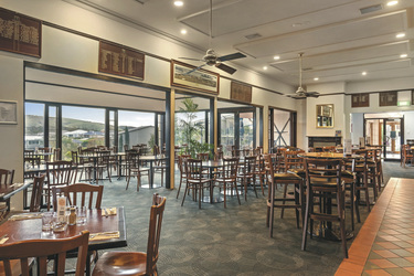 McCracken Bar & Grill, ©© JOHN MONTESI