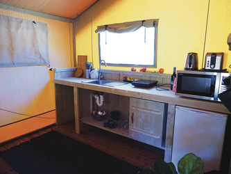 Küchenzeile im Safari Tent