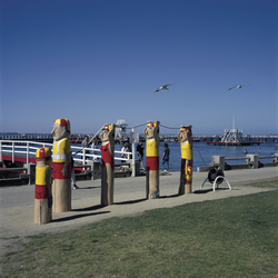 Holzskulpturen an Geelongs Promenade