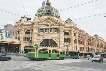 City Circle Tram vor Flinders Street Station, ©VisitVictoria