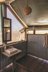 Bad mit Dusche und WC