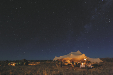 Luxury Mobile Camp bei Nacht