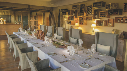 Im Restaurant, ©African Monarch Lodges