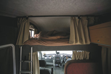 Doppelbett über der Fahrerkabine