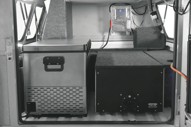 Kühlbox und Staufach im Heck