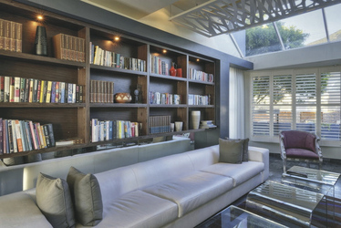 Lounge und Bibliothek