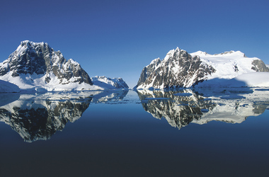 Spiegelnde Berge in der Antarktis