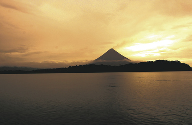 Ausblick Arenal Vulkan über den Arenal See
