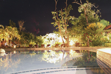 Swimmingpool bei Nacht, ©Uprising Beach Resort