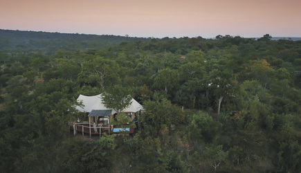 Blick auf eines der Safarizelte