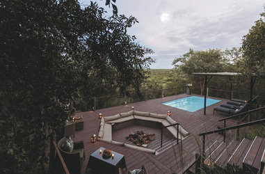 Einladende Feuerstelle mit Pool